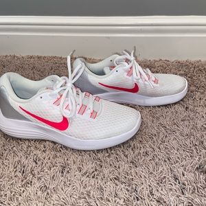 Nike tennis shoes barely worn